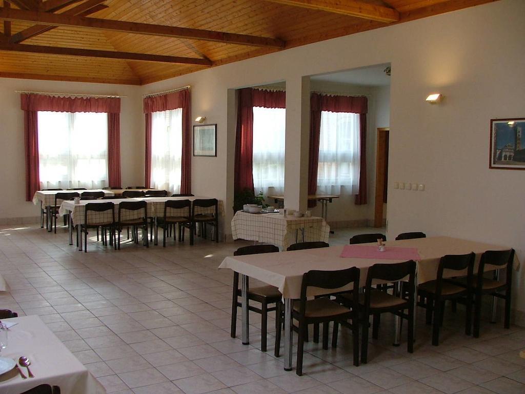 Martineum Felnottkepzo Akademia Hostel Σζομπαθέλι Εξωτερικό φωτογραφία